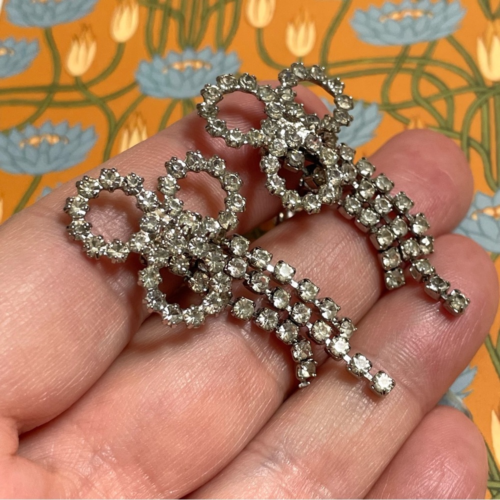 Vintage rhinestone trefoil and triple strand clip earrings - Picture 10 of 10